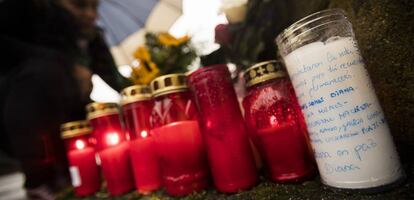 Velas y flores en recuerdo de Diana Quer a la entrada de la nave de Rianxo donde fue hallado el cadáver.