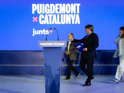 Carles Puigdemont (en el centro), junto a Jordi Turull y Laura Borràs, este domingo en Argelès-sur-Mer (Francia).