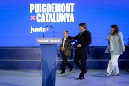 Carles Puigdemont (en el centro), junto a Jordi Turull y Laura Borràs, este domingo en Argelès-sur-Mer (Francia).