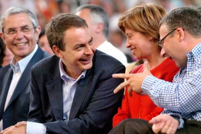 José Luis Rodríguez Zapatero en el mitin de hoy, entre Pérez Touriño (izquierda) y Elena Espinosa y José Blanco.