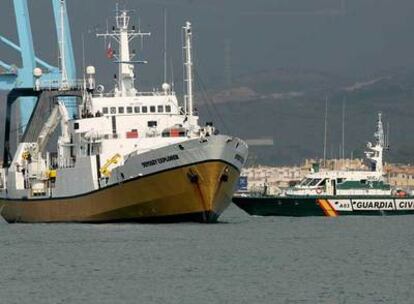 El &#39;Odyssey Explorer&#39;, en el momento de ser conducido al puerto de Algeciras.