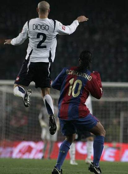 Diogo salta ante Ronaldinho en el partido de ida.