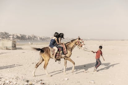 La orilla del Ganges en Benarés, al noreste de India, se ha convertido en un paseo para turistas y peregrinos, a poca distancia de las sagradas ghats (las típicas escalinatas que conducen al río)