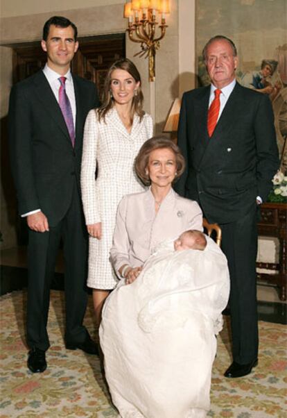 Los Príncipes de Asturias, su hija la infanta Leonor, y los Reyes don Juan Carlos y doña Sofía, padrinos de la pequeña, posan en el Salón de Audiencias del Palacio de la Zarzuela, antes de la ceremonia religiosa del bautizo de la primogénita de don Felipe y doña Letizia y segunda en línea de sucesión al Trono.