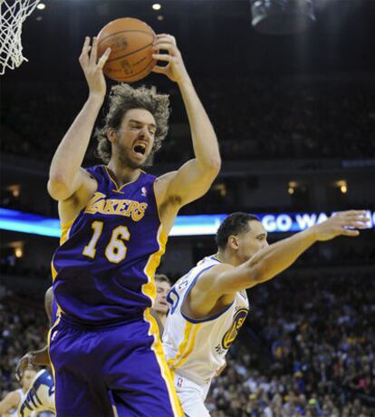 Paul Gasol quita el balón al jugador de los Golden State Warriors Dan Gadzuric.