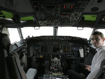 Cabina del Boeing 737 de Ryanair que realizó el vuelo inaugural de la línea de Vitoria a Londres en 2006.