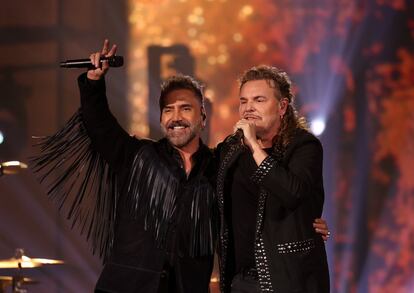 Alejandro Fernández y Fher Olvera, del grupo Maná, interpretaron juntos una canción.