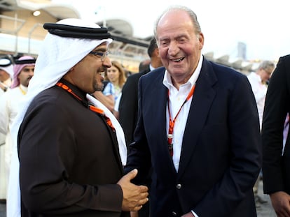 El príncipe heredero de Bahréin habla con Juan Carlos I en abril de 2015.