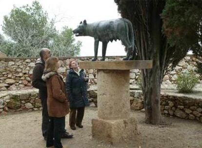 Visitantes ante la loba sin Rómulo y Remo, ayer en el paseo Arqueológico de Tarragona.