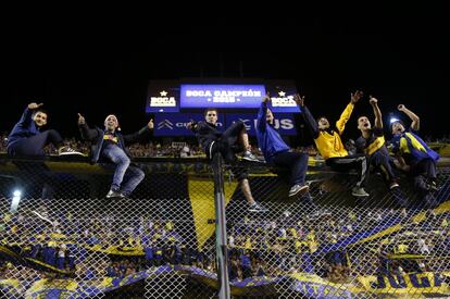 Hinchas de Boca Juniors festejan tras la victoria de su equipo ante Tigre en las inmediaciones del tradicional obelisco de Buenos Aires (Argentina)