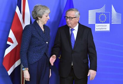 El presidente de la Comisión Europea, Jean-Claude Juncker, se prepara para saludar a la primera ministra británica, Theresa May, antes de su encuentro en Bruselas.