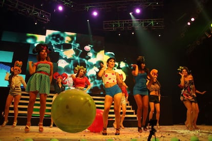 Un elenco de cien bailarines ensaya durante meses antes de la gran celebración. En la imagen, Paula Medina, reina lesbiana de la Vendimia Gay 2014, baila en homenaje a la comunidad LGBT.