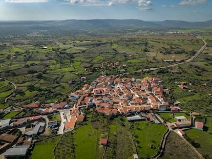 FOTOGALERÍA: 'La vida en Pescueza'. En esta primera imagen, una vista aérea del pueblo. 