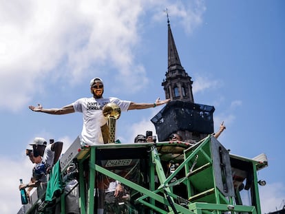 Jayson Tatum, con el trofeo Larry O'Brien de campeón de la NBA en el desfile de los campeones en Boston, el pasado 21 de junio.