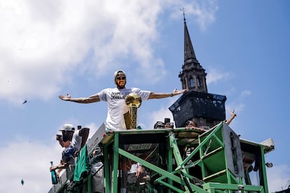 Jayson Tatum, con el trofeo Larry O'Brien de campeón de la NBA en el desfile de los campeones en Boston, el pasado 21 de junio.