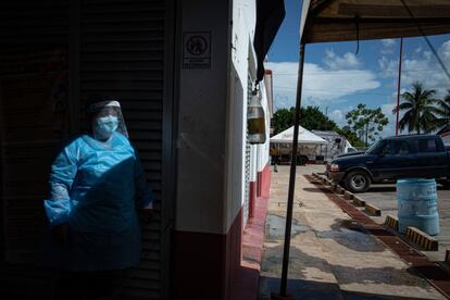 Una enfermera espera la llegada de pacientes al Hospital Villa de Benito Juárez, en Macuspana, Tabasco. El Estado ha superado el límite recomendable de ocupación hospitalaria.