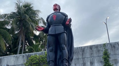 Pintadas y escrituras sobre la estatua de Cristóbal Colón localizada en el centro de Miami (Estados Unidos).