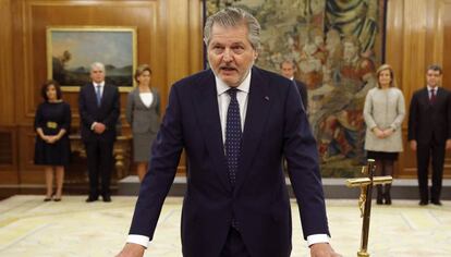El ministro Educación, Cultura y Deporte, Íñigo Méndez de Vigo, al jurar su cargo ante el Rey este viernes.