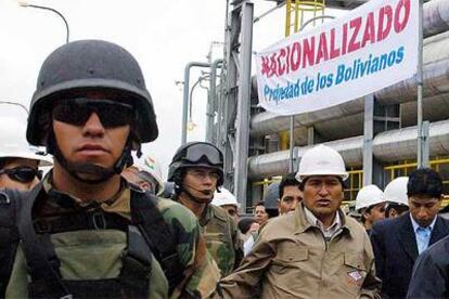 Evo Morales visita el yacimiento de gas San Alberto, desde el que leyó el decreto de nacionalización.