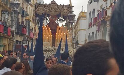 La Virgen de la Caridad de la hermandad del Baratillo procesiona por Sevilla con el fajín de Franco.