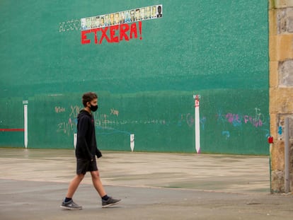 Cartel con fotografías de presos de ETA, en el frontón de Hernani (San Sebastián).