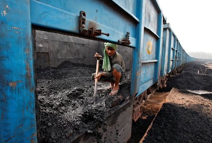 Un trabajador descarga carb&oacute;n de un tren en la ciudad india de Chandigarh.