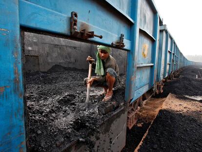 Un trabajador descarga carbón de un tren en la ciudad india de Chandigarh.