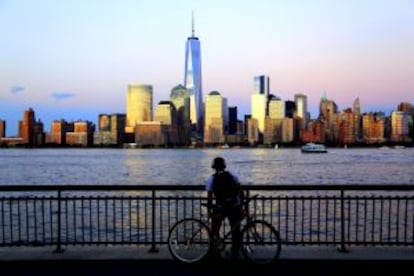 El One World Trade Center destaca en el perfil urbano de Nueva York.