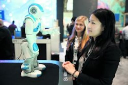 El robot NAO Watson, de IBM, habla con unas participantes en la feria CeBIT de Hanover (Alemania), el pasado mes de marzo.