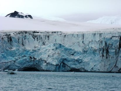 Muchos de los glaciares antárticos están siendo socavados por la acción del agua más cálida del mar.