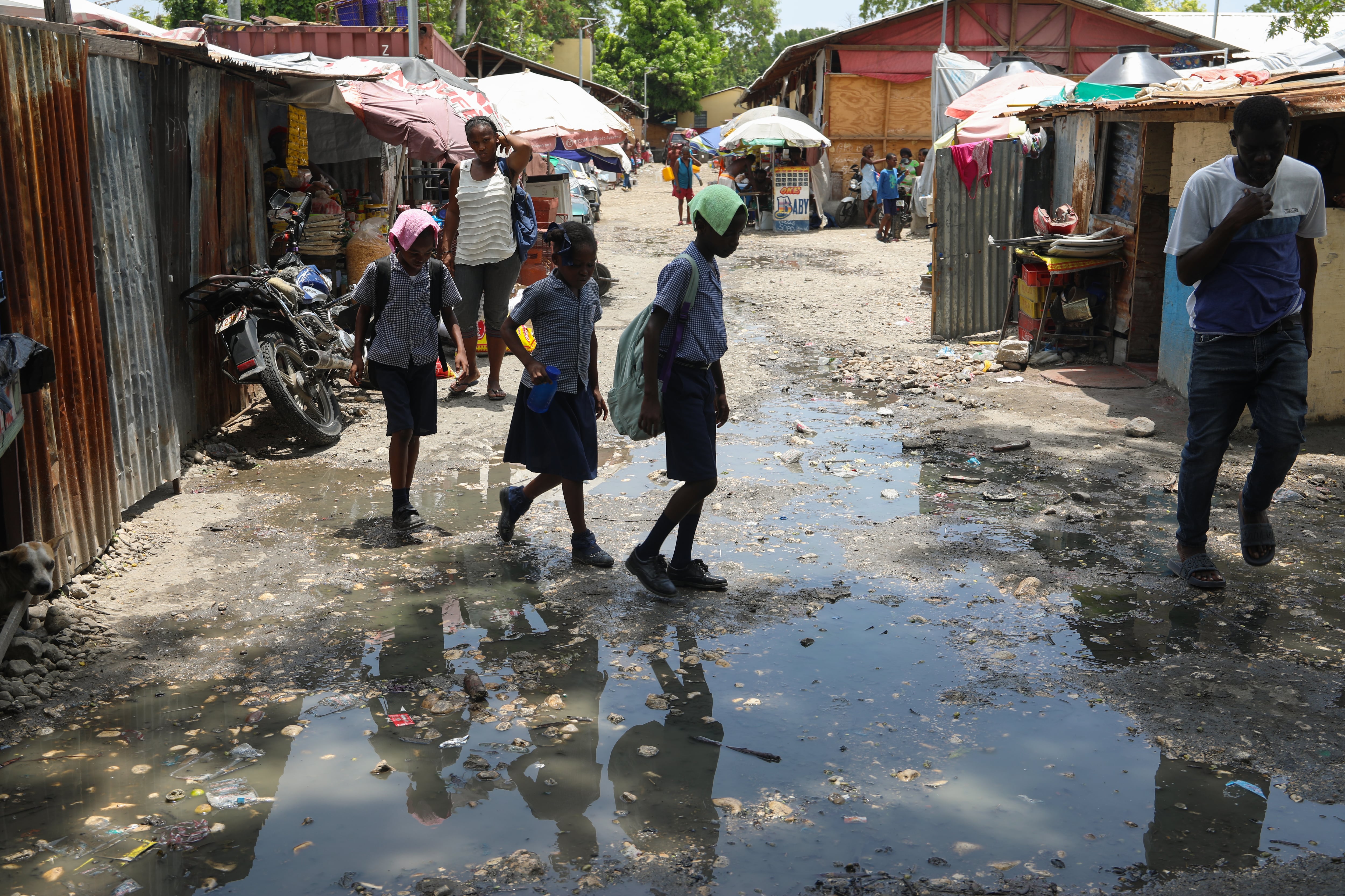 Niños se dirigen a una escuela que sirve como refugio para personas desplazadas por la violencia en Puerto Príncipe (Haití), en junio de 2024.