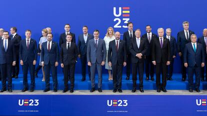 Mandatarios de los países de la UE en la foto de familia de la reunión del Consejo Europeo Informal (EUCO), celebrada este viernes en Granada.