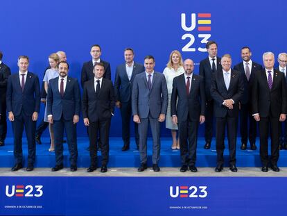 Mandatarios de los países de la UE en la foto de familia de la reunión del Consejo Europeo Informal (EUCO), celebrada este viernes en Granada.