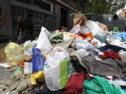 Basura acumulada esta mañana en la calle Donoso Cortés de Madrid.