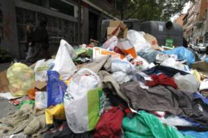 Basura acumulada esta mañana en la calle Donoso Cortés de Madrid.
