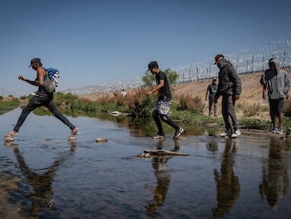 Un grupo de migrantes cruza el Río Bravo, en Ciudad Juárez (México), para llegar a Estados Unidos.