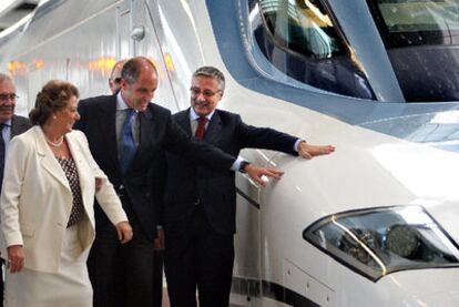 La alcaldesa Rita Barberá, el presidente Francisco Camps y el ministro de Fomento, José Blanco, tocan la máquina del convoy de AVE, ayer tras su llegada a Valencia.