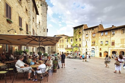 San Gimignano encabeza todos los listados de los pueblos con más encanto de la Toscana. A cambio, claro, que nadie espere pasearse en solitario por este recinto amurallado del Val d’Elsa; es también uno de los pueblos más turísticos de la región.