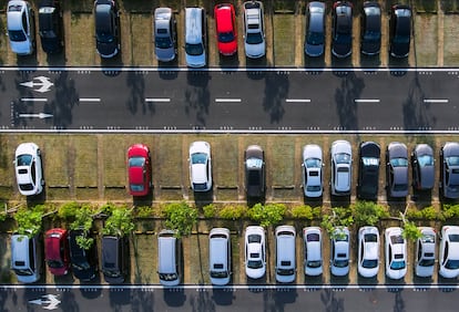 Coches en un parking público.