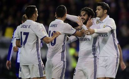 Lucas, James, Isco y Morata celebran un gol.