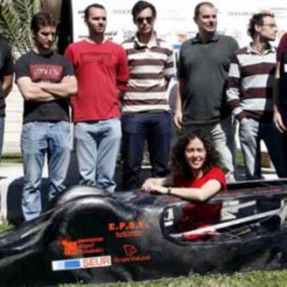 Alumnos de la Escuela Politécnica Superior de Elche (EPSE) de la Universidad Miguel Hernández de Elche (UMH) en la presentación del coche que han construido para participar en la Eco Shell Marathon