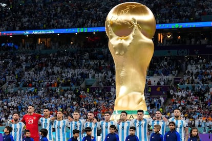 Los jugadores de Argentina escuchan el himno antes del partido de cuartos ante Países Bajos.