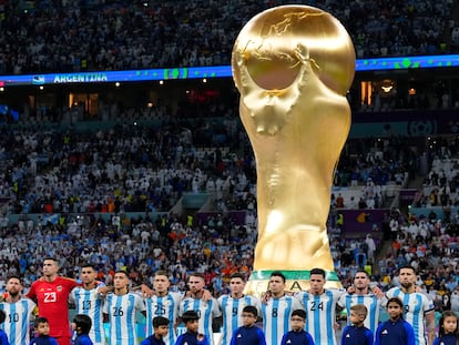 Los jugadores de Argentina escuchan el himno antes del partido de cuartos ante Países Bajos.