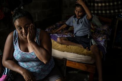 Viviana Velazquez con su hijo al interior de una casa donde vive provisionalmente luego de perder su casa por el aumento del nivel del mar.