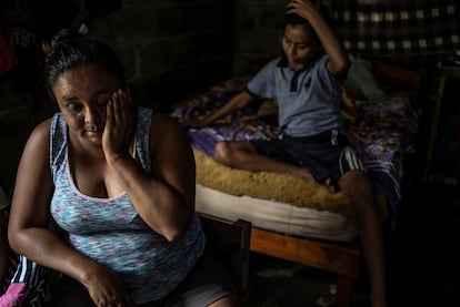 Viviana Velazquez con su hijo al interior de una casa donde vive provisionalmente luego de perder su casa por el aumento del nivel del mar.