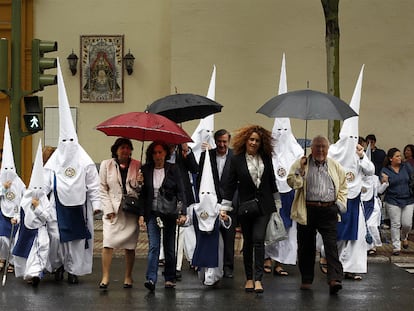 Un grupo de nazarenos dirigía a la iglesia antes de que la procesión se cancelara por la lluvia que aguó el Jueves Santo de Sevilla en 2011.