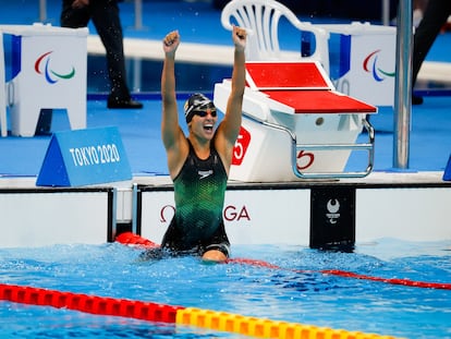 Michelle Alonso celebra su oro y su récord del mundo en los 100 braza SB14 de los Juegos Paralímpicos de Tokio.