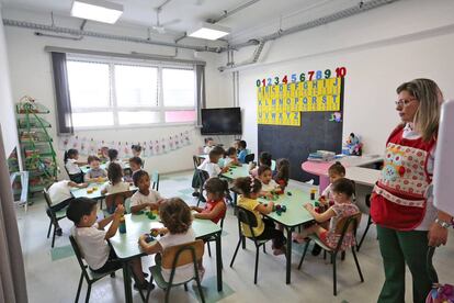 Crianças brincam em uma escola municipal de São Paulo.