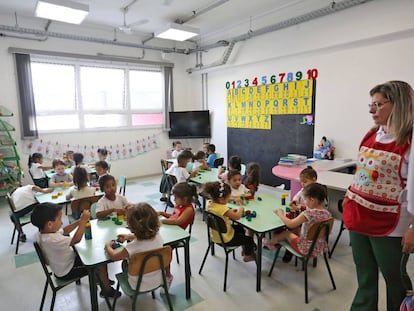 Crianças brincam em uma escola municipal de São Paulo.