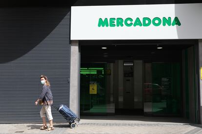 Entrada de uno de los 1.632 supermercados que Mercadona tiene en España, en julio de 2021, en Madrid.